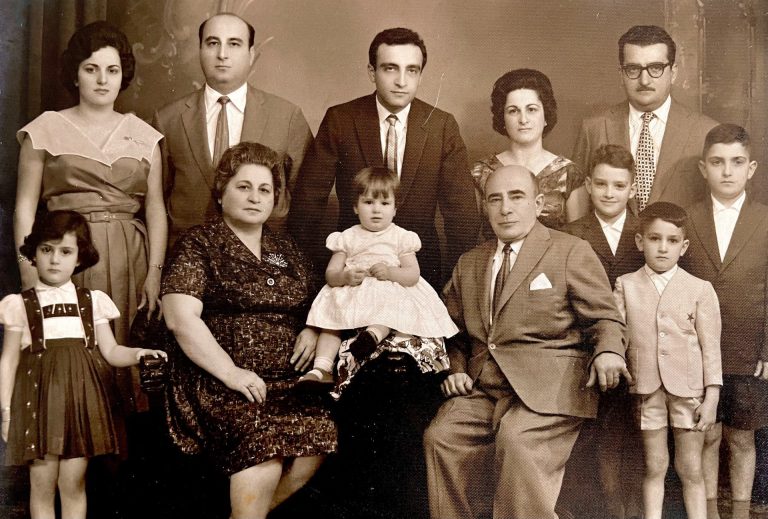 Família armênia reunida no Brasil, década de 1950. Aram Poladian/Acervo Pessoal
