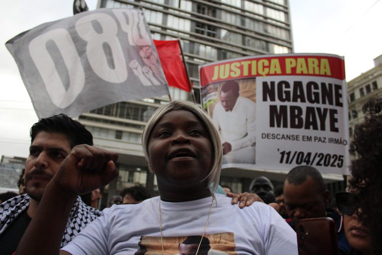 Em manifestação que reuniu dezenas de pessoas, membros da FNR, da UP e do MLB se somaram ao clamor da comunidade migrante por justiça para Ngange Mbaye. Foto: Wildally Souza (JAV/SP)