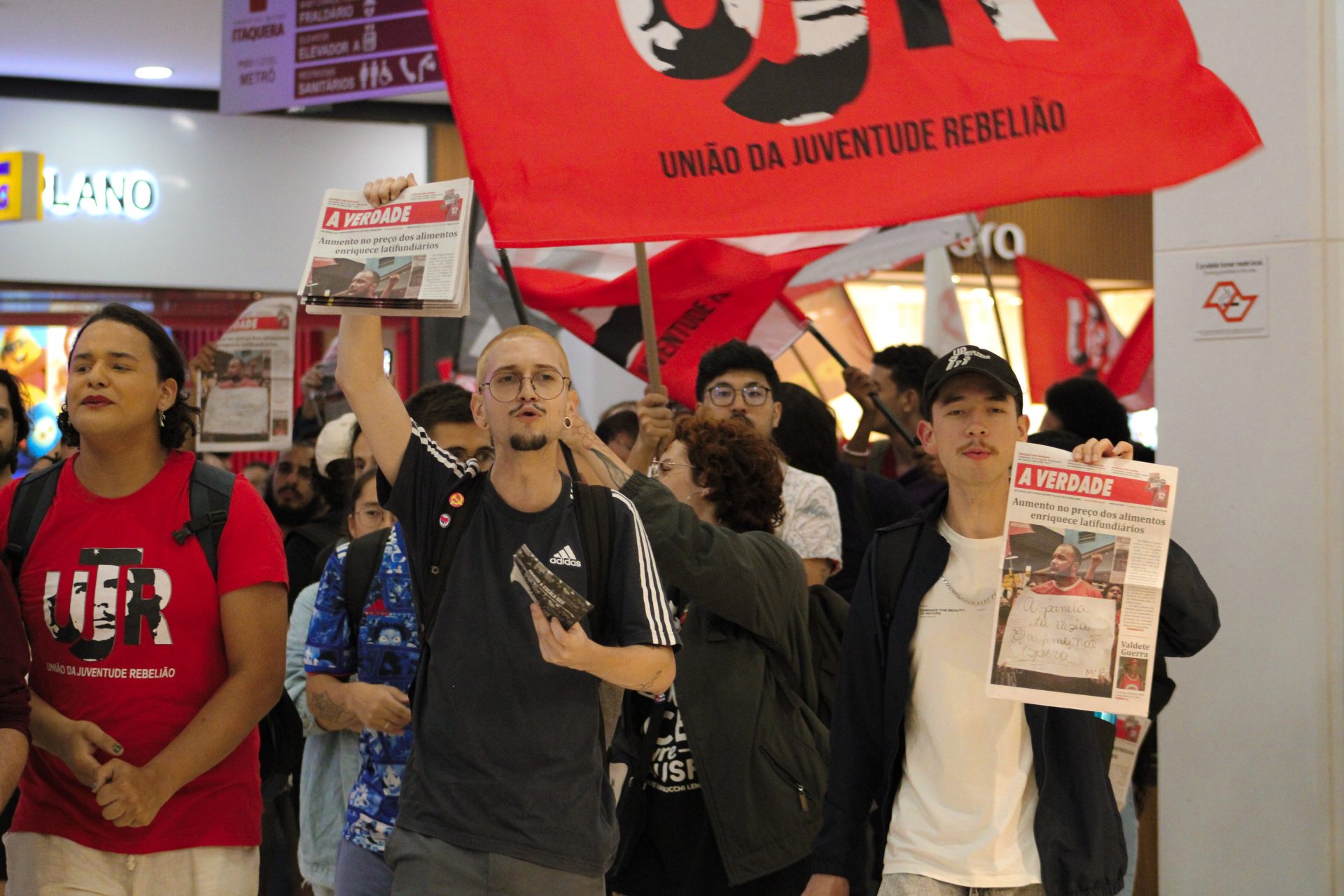 Militantes da UJR em manifestação pelo fim da escala 6x1. Foto: Estefani Maciel (JAV/SP)