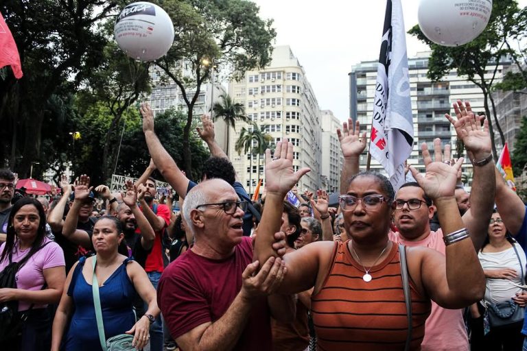 Professores estaduais de SP aprovam greve em assembleia do dia 21 de março