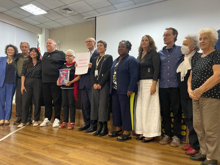 Cerimônia de identificação de Grenaldo de Jesus da Silva e Denis Casimiro contou com a participação de amigos, familiares e lutadores sociais. Foto: Unifesp.