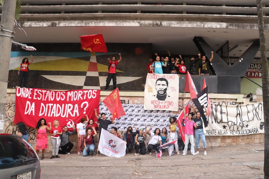 Militantes ocupando antiga sede do dops em BH