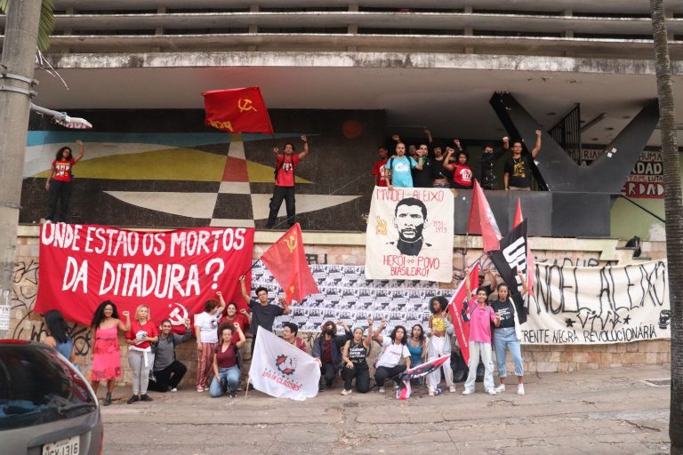 Militantes ocupando antiga sede do dops em BH