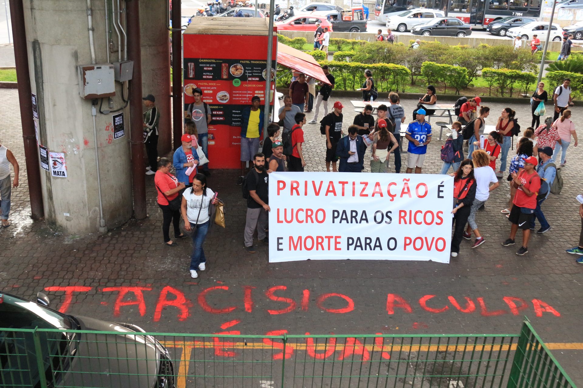 Manifestante estendem faixa em denúncia ás privatizações. JAV/SP
