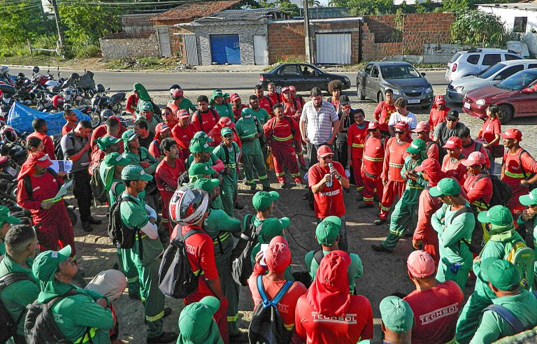 “Precisamos falar sobre a exaustiva jornada de trabalho, as horas-extras e a escala 6×1, pegando cedo no batente, faça chuva ou faça sol. Enquanto isso, os patrões seguem em casa, ganhando contratos milionários, e nós só temos apenas um dia de folga na semana”