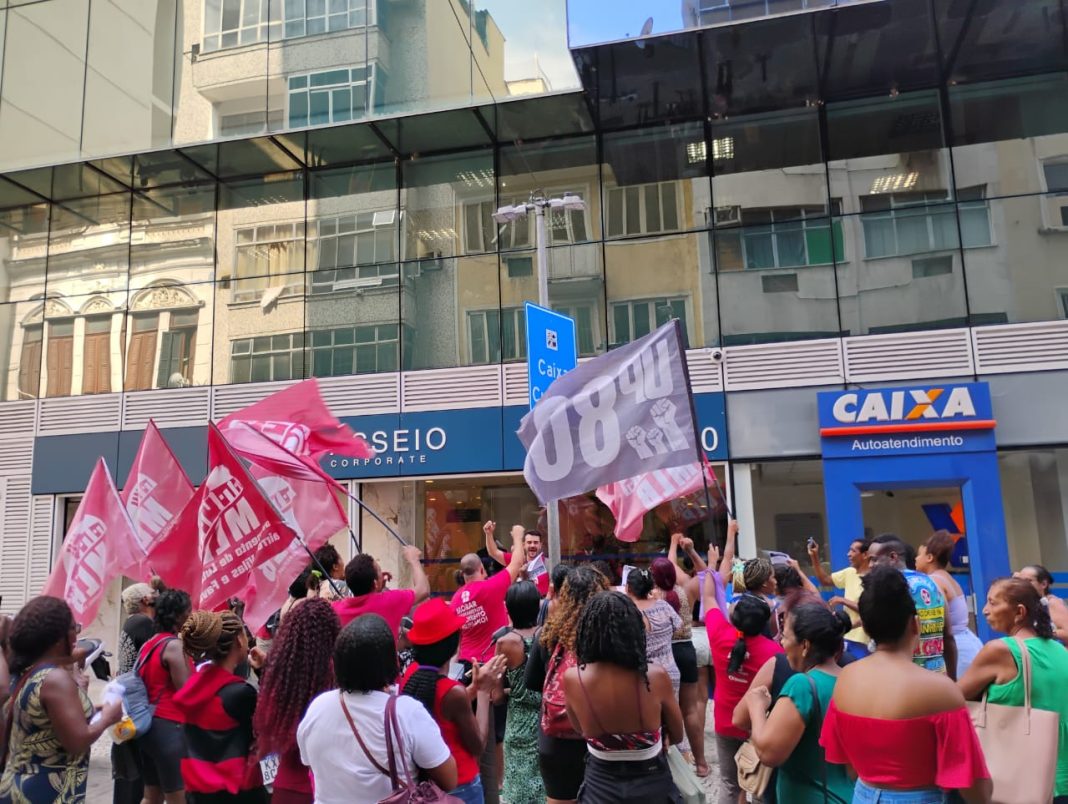 CAIXA. O banco é responsável pelos contratos; ato no Rio MORADIA DIGNA