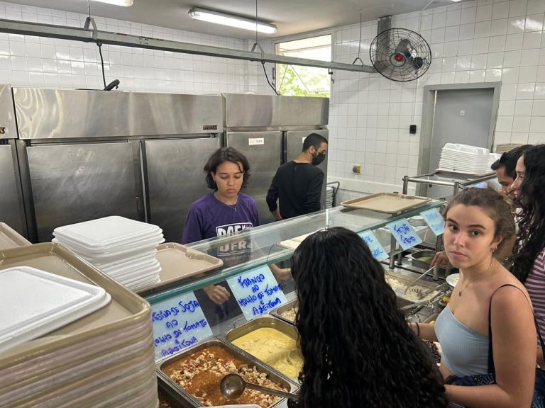 Sem comida, sem educação: a realidade dos restaurantes universitários no Brasil