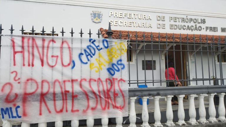 Professores lutam contra atraso de salário em Petrópolis (RJ)