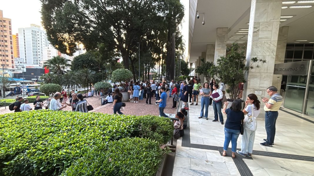 Servidores em concentração para assembleia da categoria. Reprodução