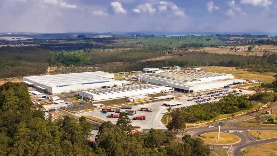 Enquanto a Volkswagen lucra R$80 bilhões por ano, trabalhadores terceirizados de sua fábrica em São Carlos serão obrigados a trabalhar quase todos os sábados. Foto: VW Brasil.