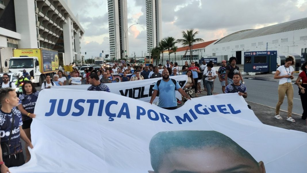 Ato no Recife por justiça para o menino Miguel, morto em 2020, vítima da negligência da patroa de sua mãe. Foto: JAV-PE