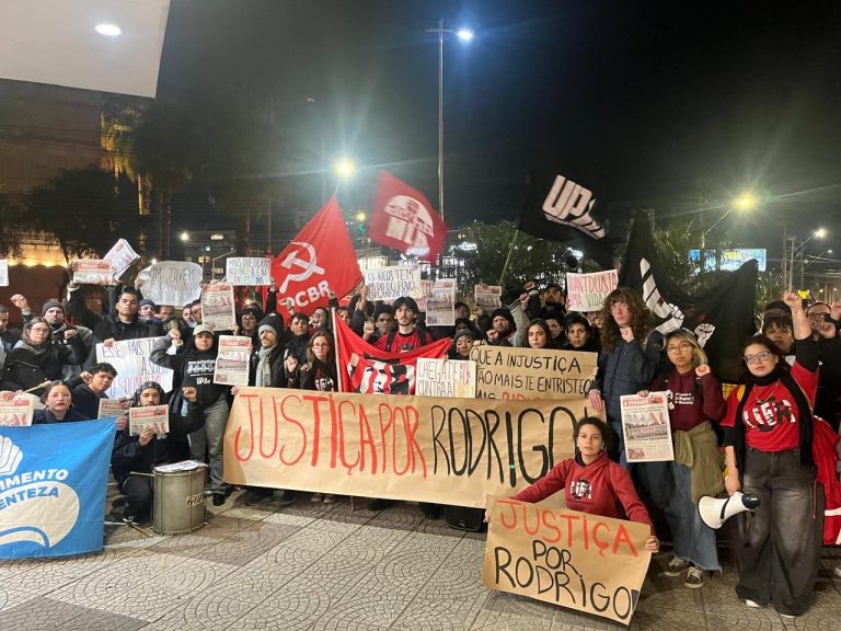 Protesto exige justiça por Rodrigo, jovem assassinado em um mercado em Curitiba