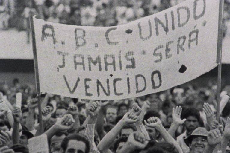 Operários do ABC Paulista durante greve no anos 1970. Imagem do documentário 