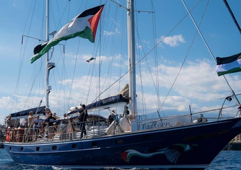 Barco "Madleen", da Flotilha da Liberdade, ilegalmente apreendido por Israel em águas internacionais neste domingo (9). Foto: ATS