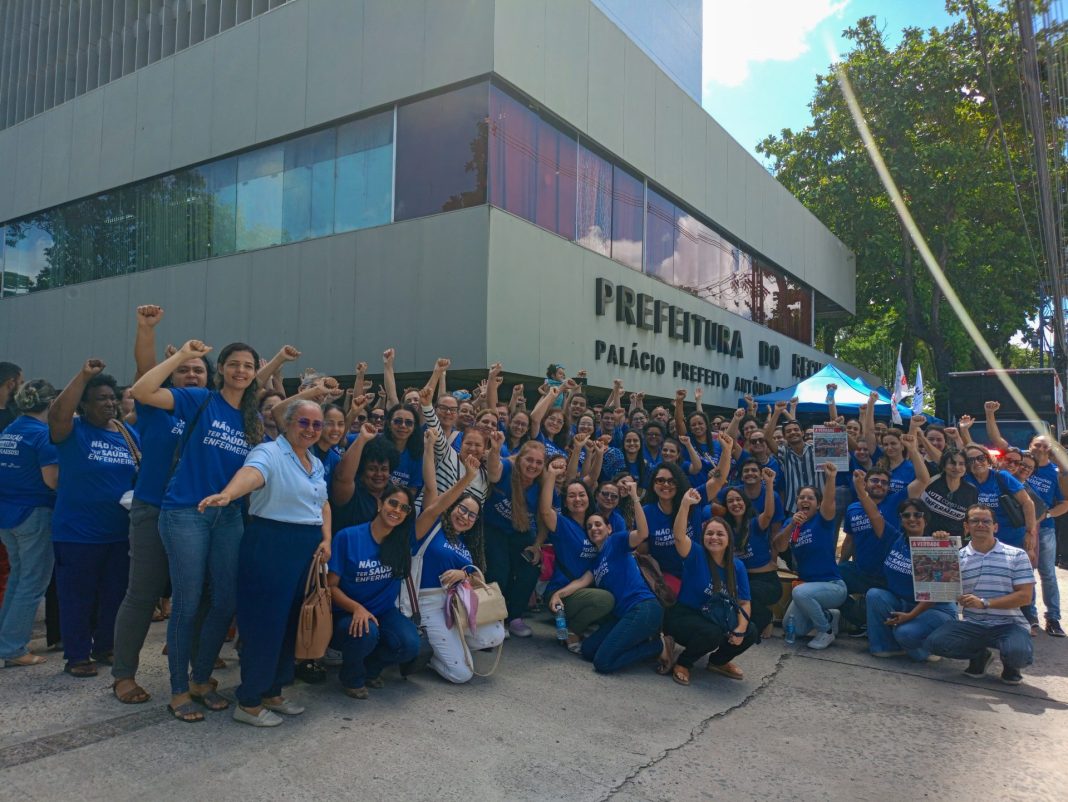 ENFERMEIROS RECIFE. MOBILIZAÇÃO. Ato na frente da Prefeitura do Recife. Foto: SEEPE
