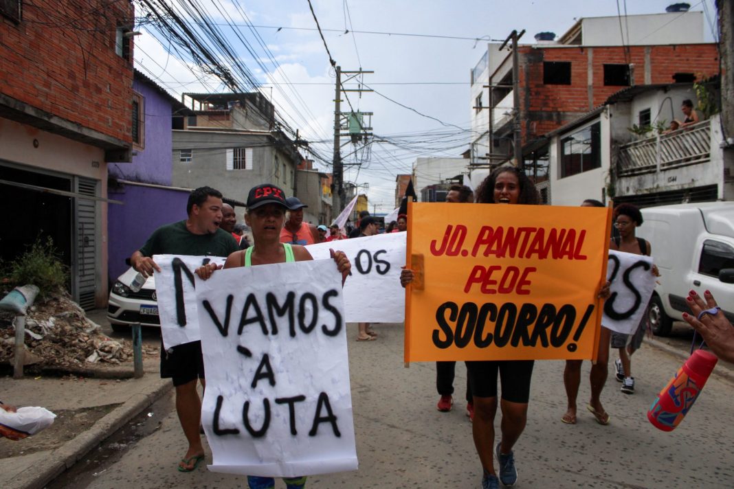 jardim pantanal. Moradores realizaram ato em fevereiro, logo após as enchentes, contra os despejos. Foto: Wildally Souza/JAV SP