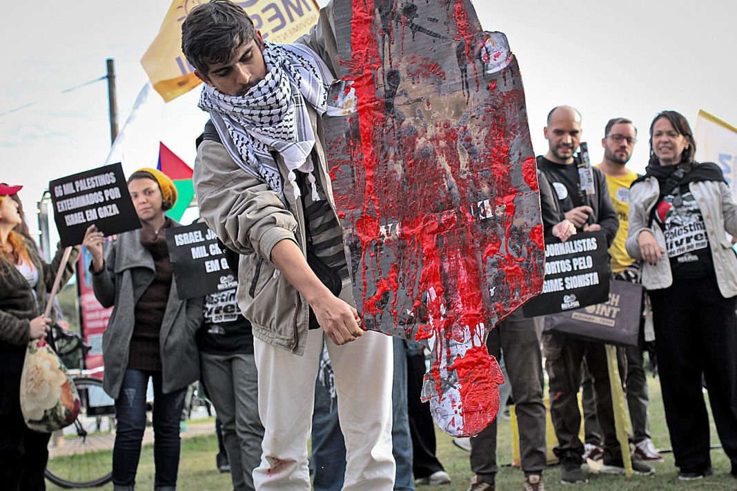 palestinos. REPÚDIO. Ato em SP teve boneco do nazista Netanyahu. Foto: Diana C. JAV/SP