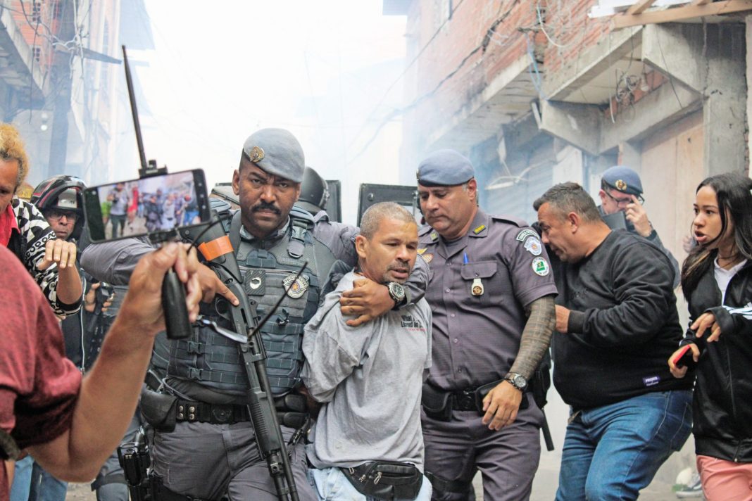 FAVELA DO MOINHO. REPRESSÃO. PM prende trabalhador a mando da Prefeitura. Foto: WIldally Souza (JAV/SP)