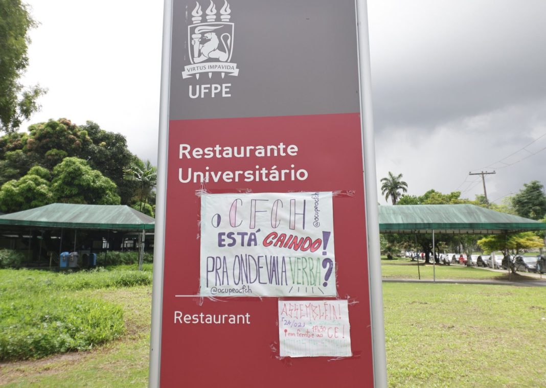 universidades federais. PRECARIZAÇÃO. Cartaz expõe precarização do CFCH, na UFPE. Foto: Reprodução.