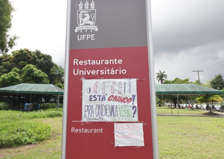 universidades federais. PRECARIZAÇÃO. Cartaz expõe precarização do CFCH, na UFPE. Foto: Reprodução.