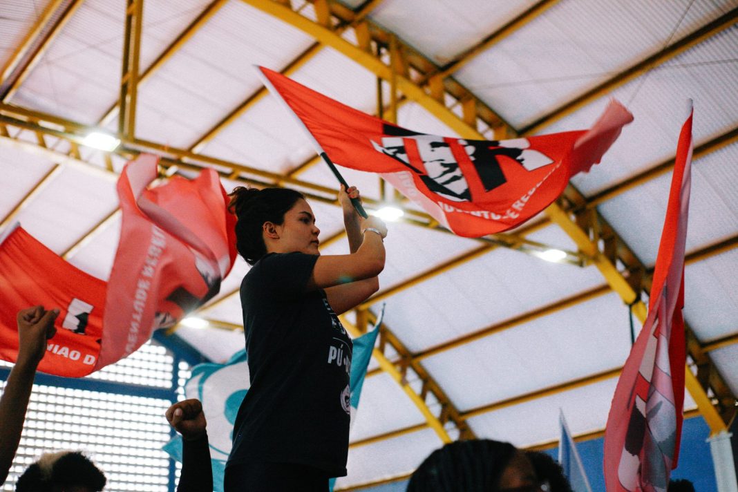 Movimento estudantil. UJR é a juventude do Partido Comunista Revolucionário (PCR).