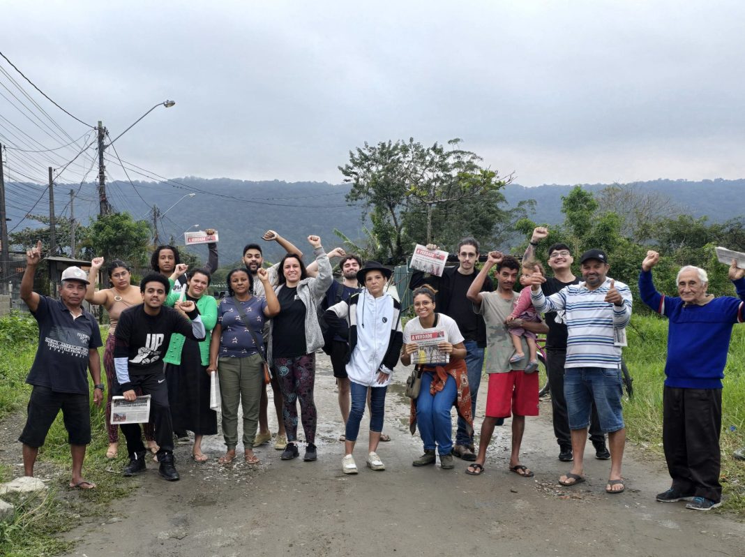 Militantes da Unidade Popular apoiam resistência de moradores contra despejos em Praia Grande (SP)