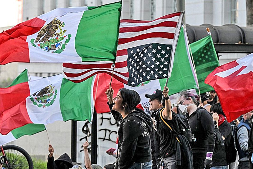 Manifestantes de origem mexicana em protesto nos EUA. Foto: ATS