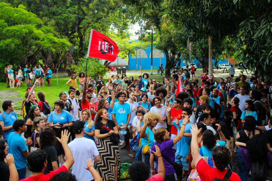 Faculdades particulares. Militância do Correnteza e da UJR na Bienal da UNE (2025). Foto: Jesse Lisboa