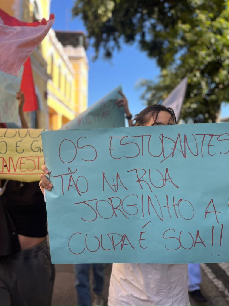 UFES conquista vitórias após ocupar secretaria de educação de Santa Catarina