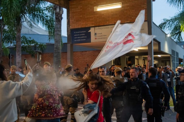 Estudantes da UNIVALI protestam contra realização de conferência fascista