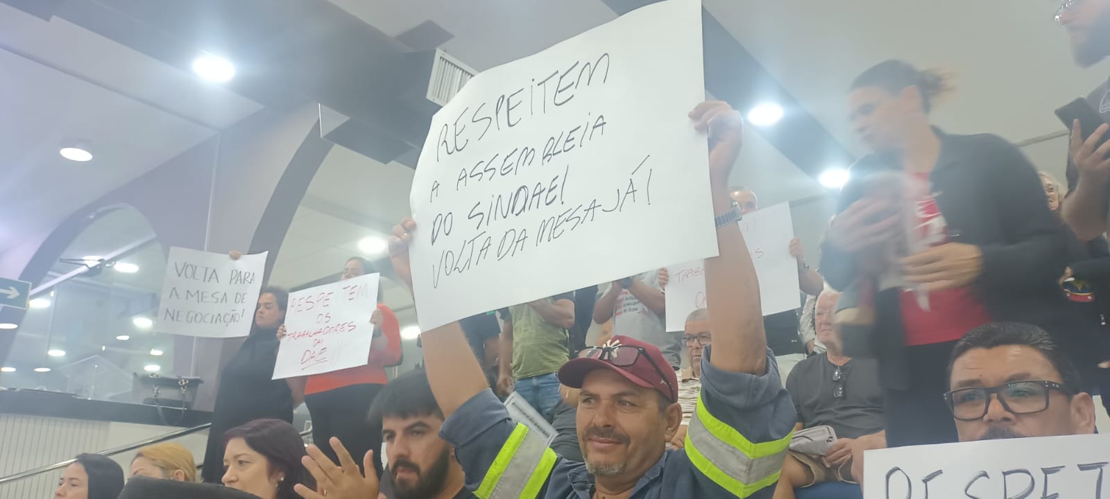 Trabalhadores denunciam descaso e perseguição da prefeitura. Foto: Cande Vianna