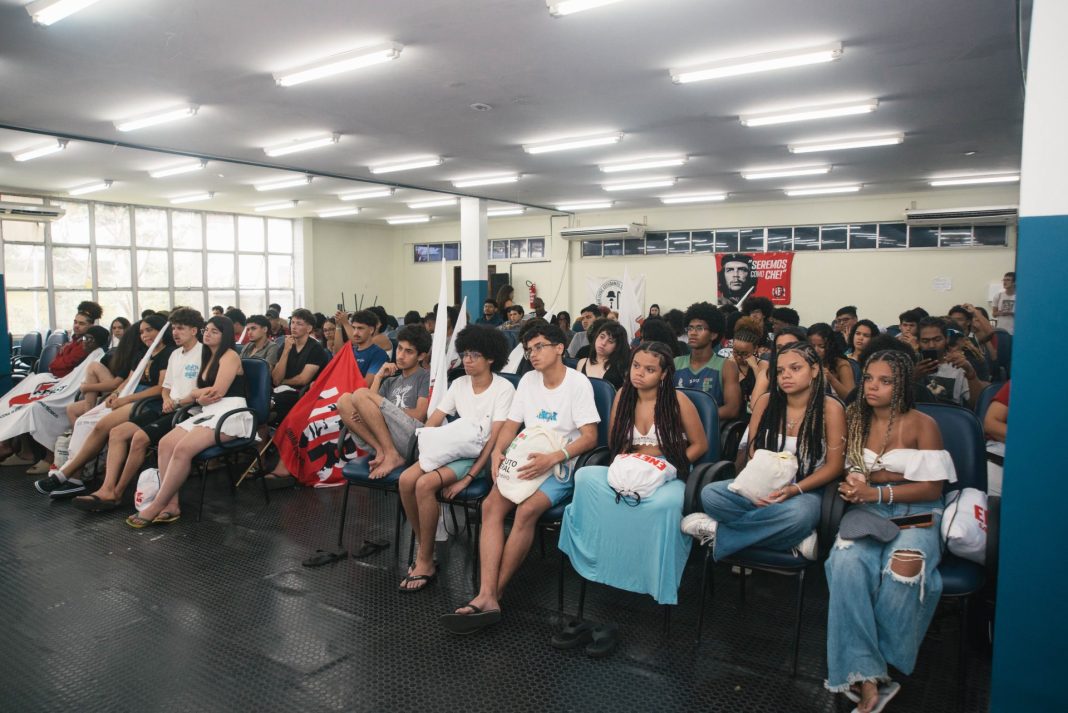 DEBATES. Delegações de todo o Brasil se reúnem para debater propostas para a FENET. Foto: Isabella Tanajura (JAV/BA)