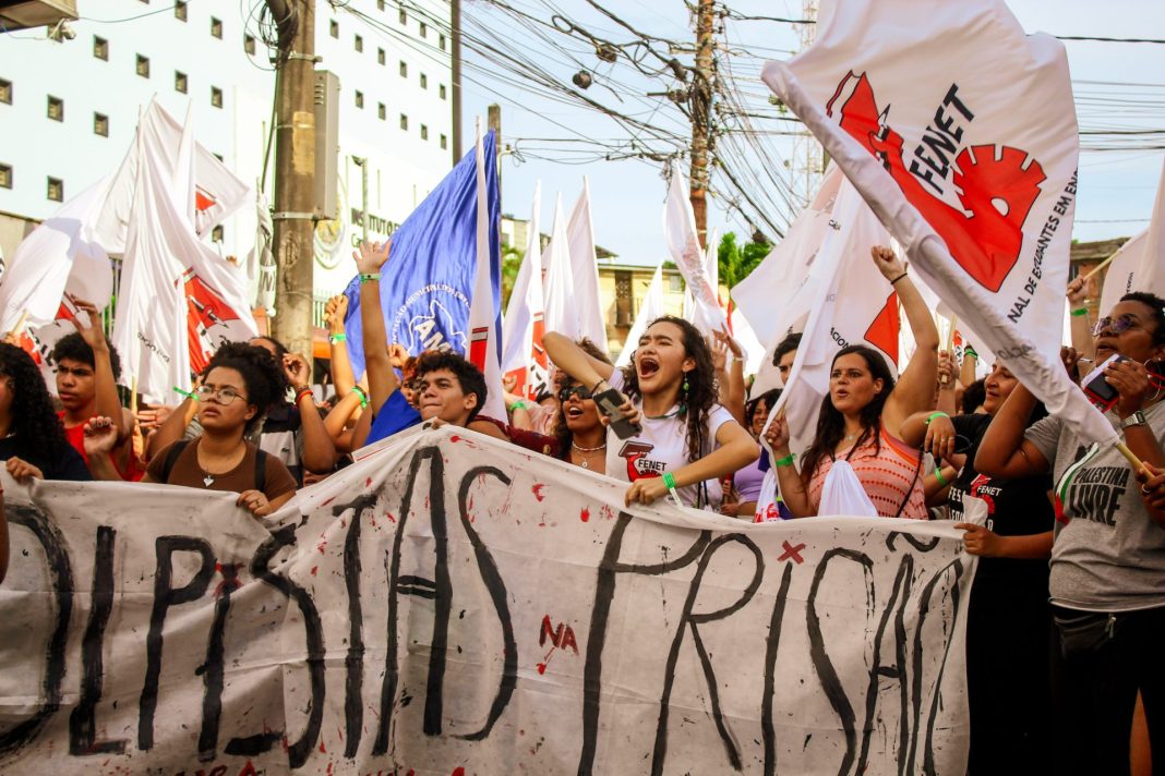 ENET. EDUCAÇÃO. Ato da FENET reuniu centenas de estudantes para lutar por permanência estudantil. Foto: Jesse Lisboa (JAV/PE)