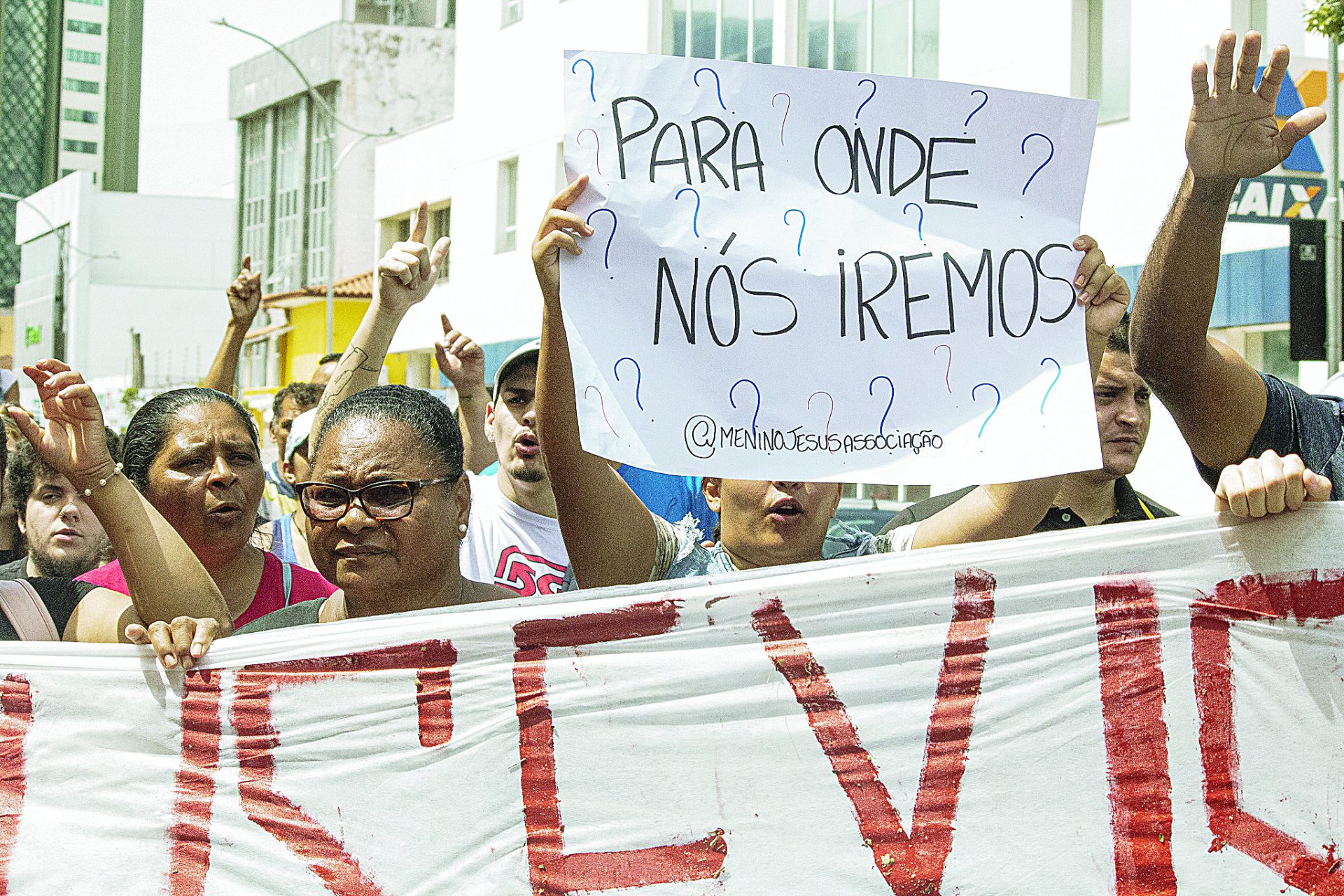 Luta por moradia. Ato contra despejo. No Brasil, os governos tratam as famílias sem-teto como “caso de polícia”. Foto: Isabela Priante