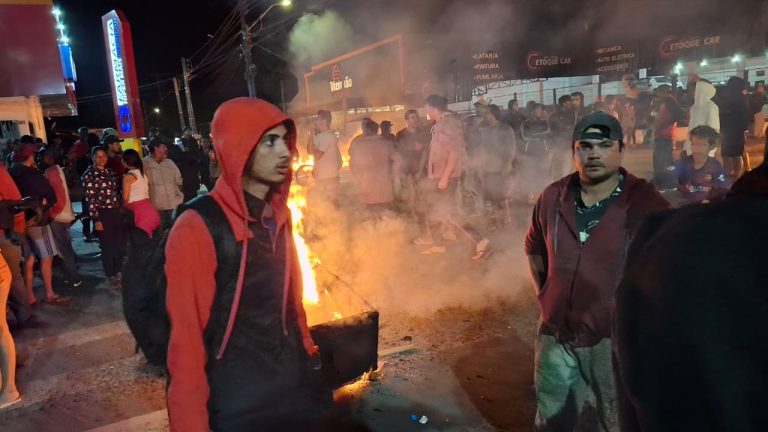 Moradores de Joinville se manifestam contra demolição de suas casas