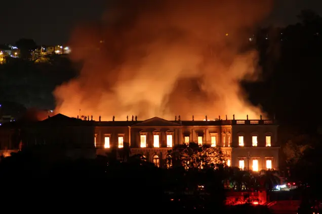 Incêndio destrói o Museu Nacional no Rio de Janeiro em 2018, destruindo cerca de 20 milhões de itens do acervo FOTO: (Buda Mendes/Getty Images)