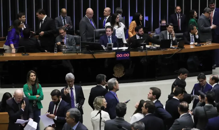 Deputados de direita querem salvar políticos corruptos e anistiar golpistas