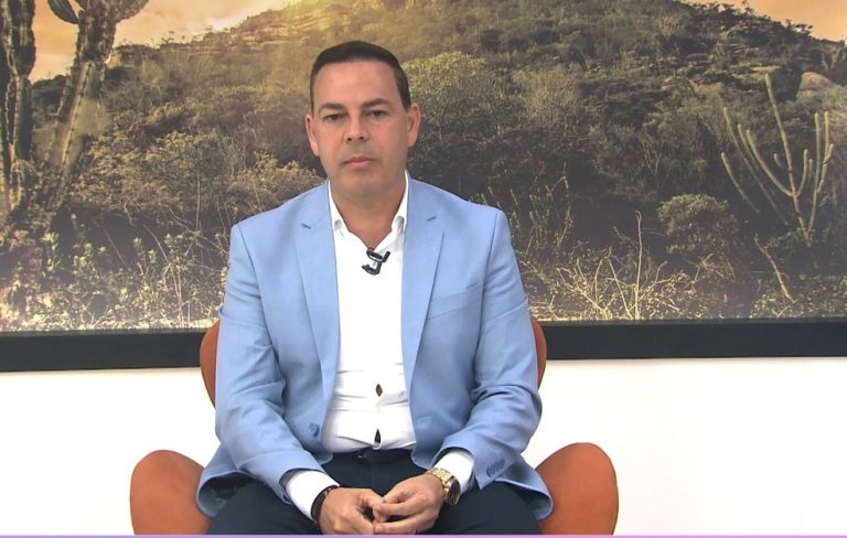 Prefeito de Garanhuns aprova vale alimentação de 5 mil para si mesmo