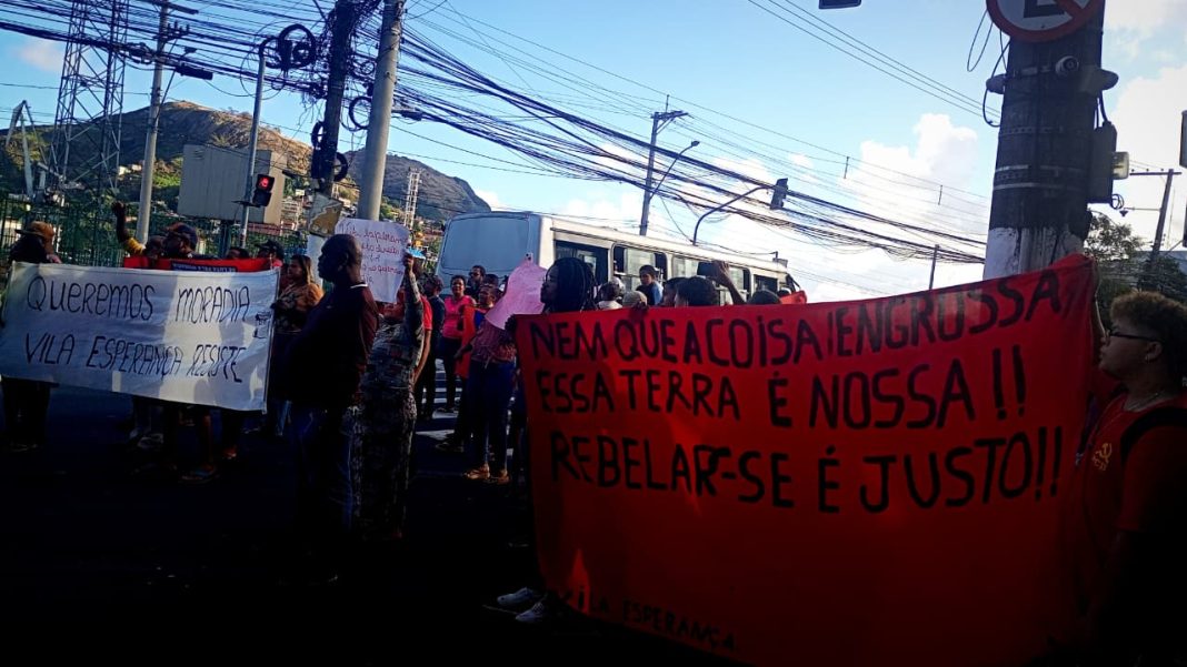 Moradores da Vila Esperança e Vale da Conquista protestam contra reintegração de posse em Vila Velha (ES)