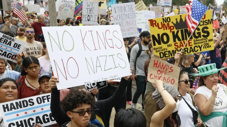 Trabalhadores dos EUA protestam contra autoritarismo de Donald Trump