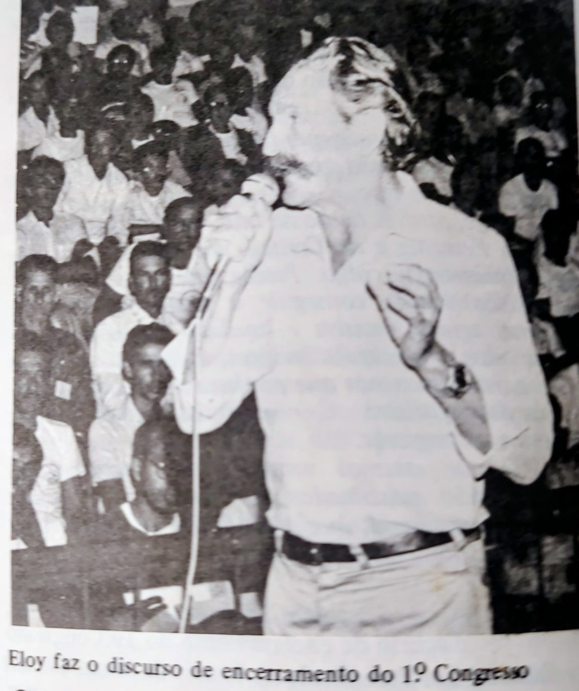 Eloy Ferreira da Silva discursa diante de uma grande plateia durante o 1º Congresso dos Trabalhadores Rurais em Minas Gerais.