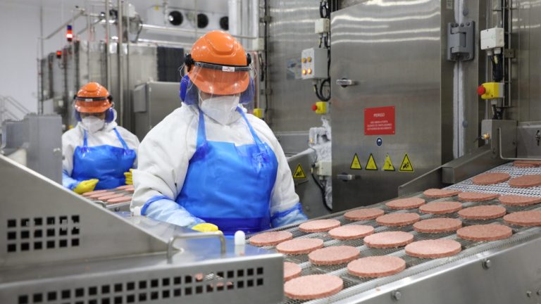 Indústria alimentícia lucra bilhões, enquanto operários recebem carne de brinde