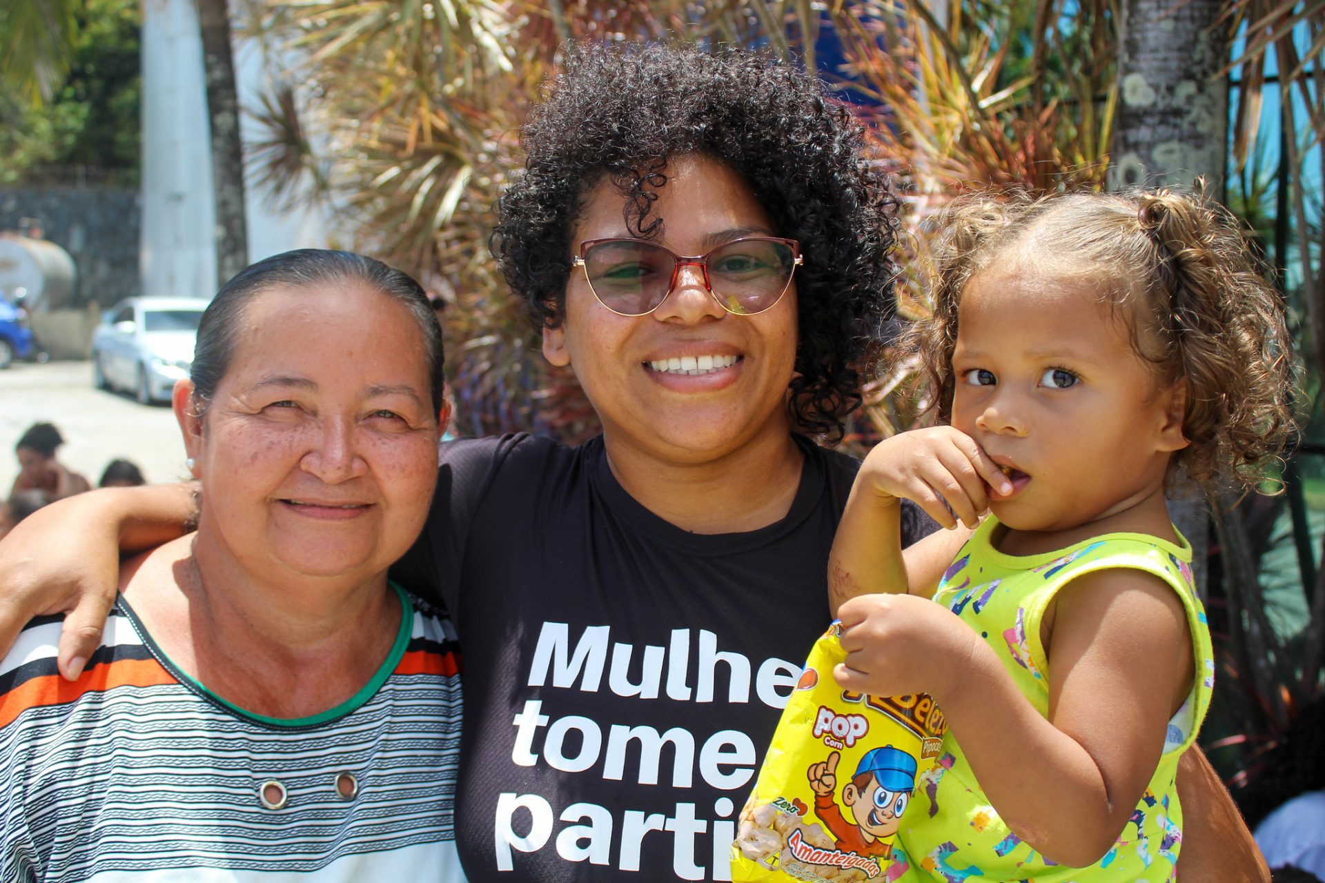 MILITÂNCIA. Nathália Lúcia (ao centro) com sua filha. Foto: Jesse Lisboa (JAV/PE)