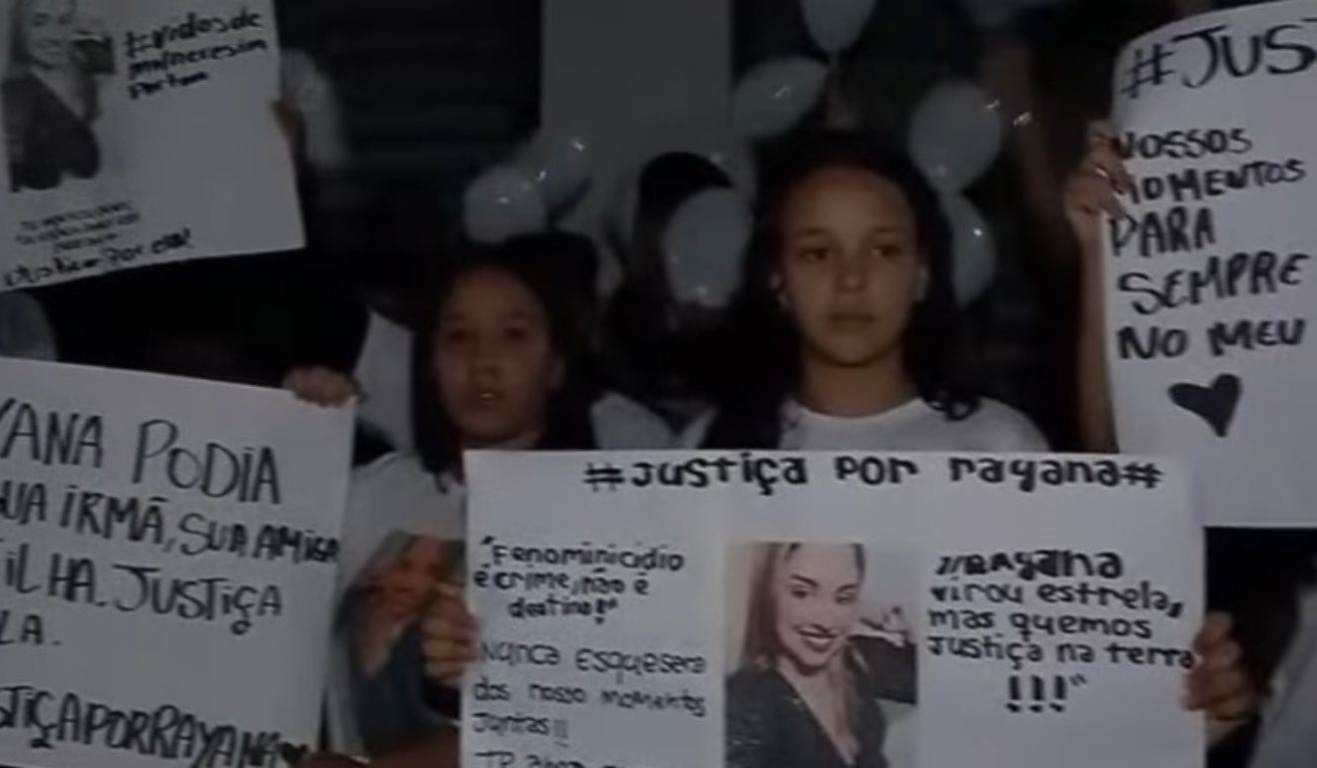 Pessoas seguram cartazes pedindo justiça por Rayana durante manifestação.