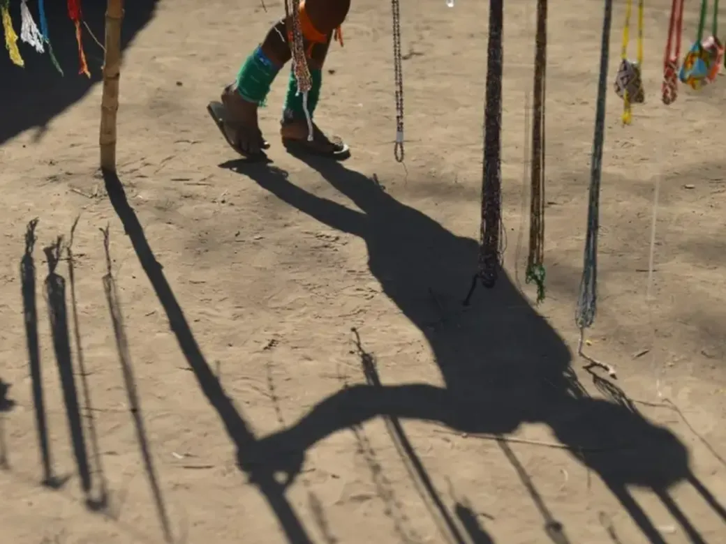 Indígena Kaiowá. Imagem mostra a sombra de indígenas no chão. — Marcello Casal Jr./Agência Brasil