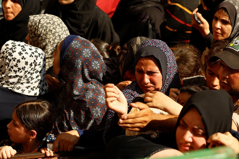 Palestinos fazem fila para comprar pão no sul de Gaza. Foto: Reuters