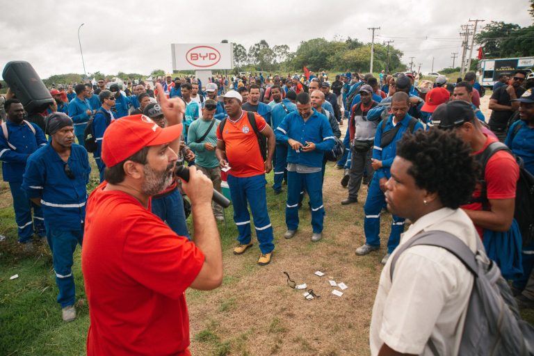 Operários da BYD fazem greve contra superexploração na Bahia