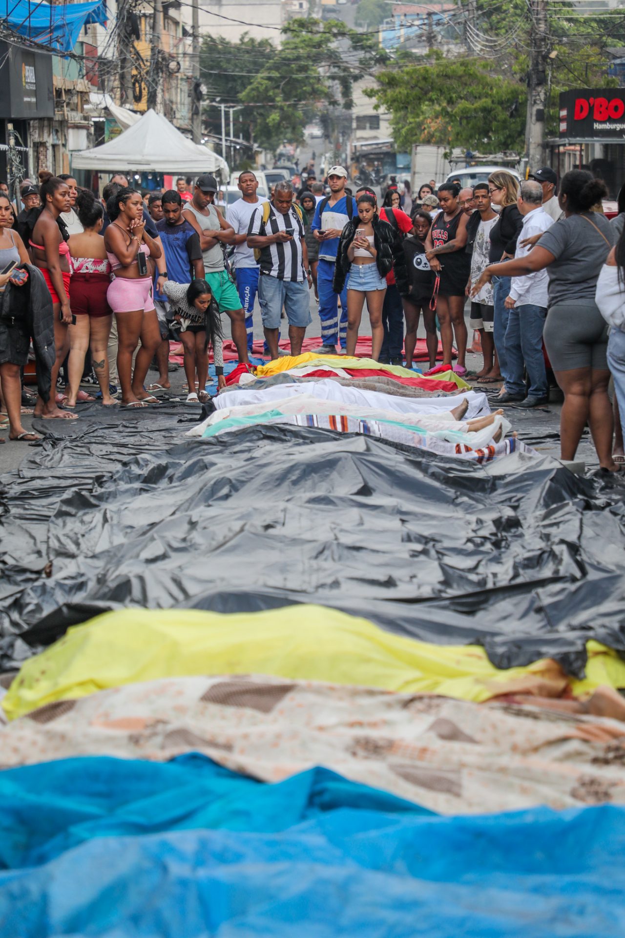 RACISMO CAPITALISMO. MASSACRE. Corpos estirados na rua na Favela da Penha. Foto: Bruno Itan