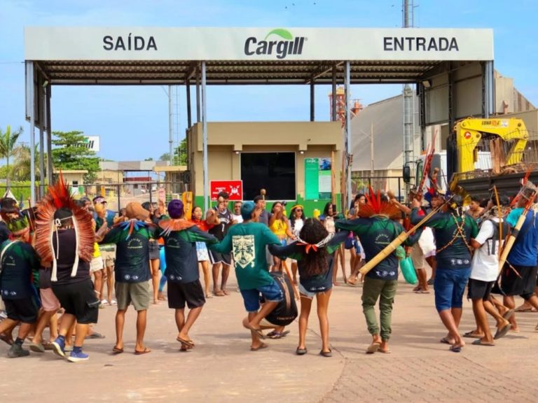 No sexto dia de ocupação, povos indígenas resistem no porto da Cargill em defesa do Tapajós