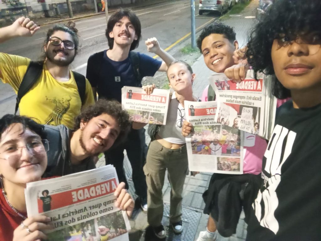 Brigada e panfletagem da UJR no Instituto Federal de Curitiba durante a Semana Vermelha.